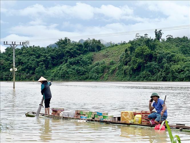 Thuyền đưa thức ăn, nước uống cứu trợ đến người dân vùng lụt ở Bắc Kạn. Ảnh minh họa: TTXVN phát