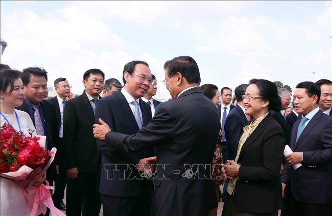 Bí thư Thành ủy Thành phố Hồ Chí Minh Nguyễn Văn Nên tiễn Tổng Bí thư, Chủ tịch nước CHDCND Lào Thongloun Sisoulith và Phu nhân tại Sân bay Quốc tế Tân Sơn Nhất. Ảnh: Xuân Khu/TTXVN
