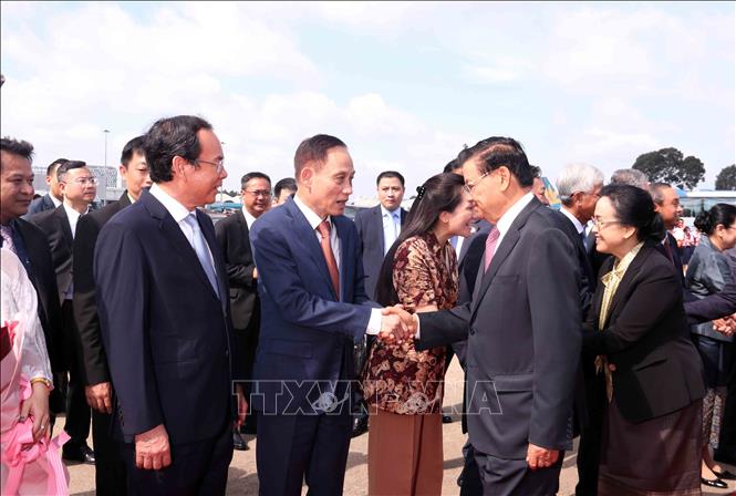 Đồng chí Lê Hoài Trung, Bí thư Trung ương Đảng, Trưởng Ban Đối ngoại Trung ương tiễn Tổng Bí thư, Chủ tịch nước CHDCND Lào Thongloun Sisoulith và Phu nhân tại Sân bay Quốc tế Tân Sơn Nhất (THành phố Hồ Chí Minh). Ảnh: Xuân Khu/TTXVN