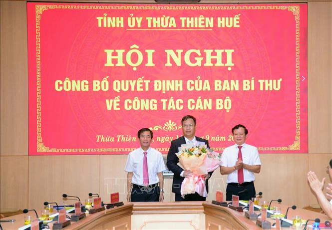 Bí thư Tỉnh uỷ Thừa Thiên- Huế Lê Trường Lưu (phải) và Phó Bí thư Tỉnh uỷ Thừa Thiên - Huế Nguyễn Văn Phương (trái) tặng hoa chúc mừng đồng chí Phạm Đức Tiến. Ảnh: TTXVN phát