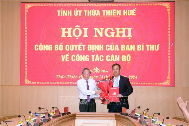 Phó Trưởng ban Thường trực Ban Tổ chức Trung ương Hoàng Đăng Quang công bố và trao Quyết định số 1513-QĐNS/TW ngày 27-8-2024 của Ban Bí thư cho đồng chí Phạm Đức Tiến. Ảnh: TTXVN phát