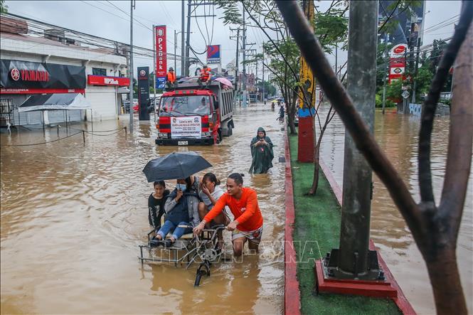 Người dân sơ tán khỏi vùng ngập lụt sau những trận mưa lớn do ảnh hưởng của bão Yagi tại tỉnh Rizal, Philippines, ngày 2-9-2024. Ảnh: THX/TTXVN