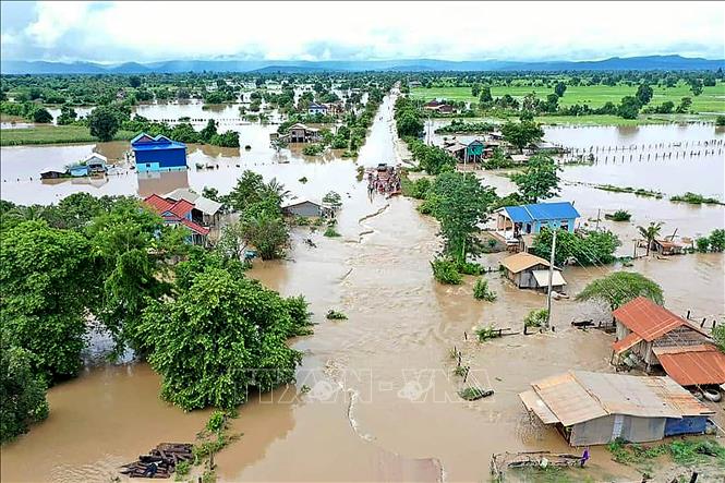 Cảnh ngập lụt do mưa lớn kéo dài tại tỉnh Battambang, Campuchia. Ảnh tư liệu: AFP/TTXVN