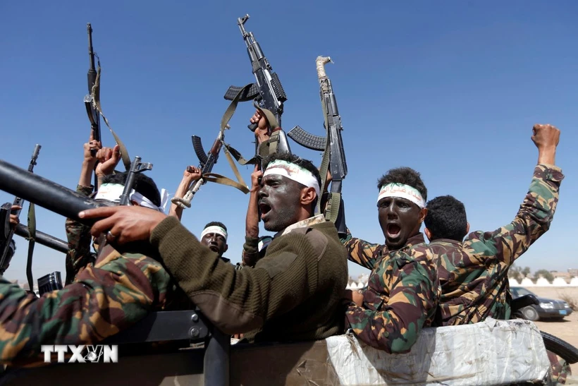 Lực lượng Houthi nêu điều kiện đàm phán hòa bình với Chính phủ Yemen Các tay súng Houthi ở thủ đô Sanaa, Yemen. (Ảnh: AFP/TTXVN)