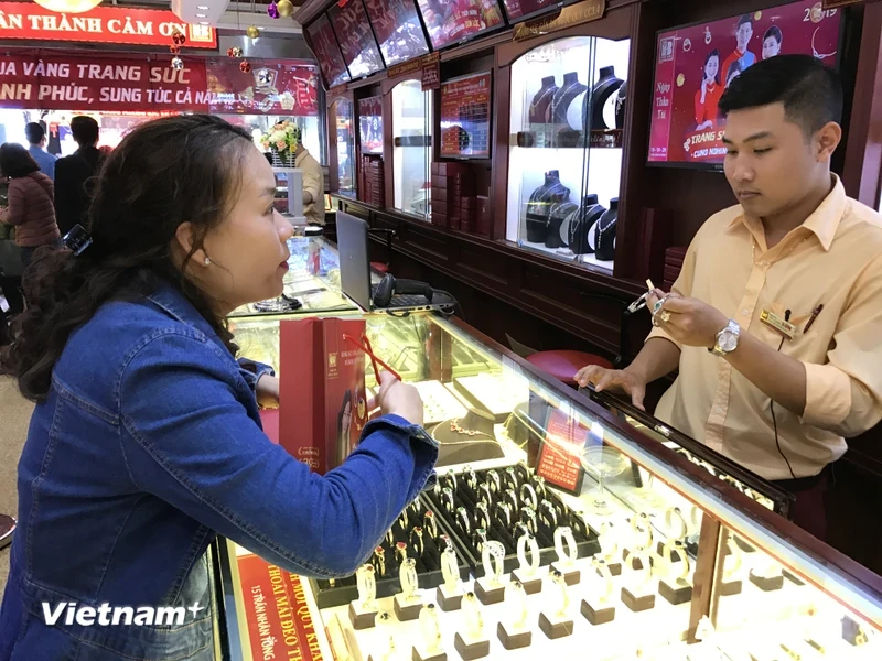 Giá vàng nhẫn đứng im, thương hiệu SJC vọt lên ngưỡng 83,5 triệu đồng mỗi lượng