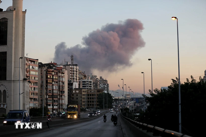 Khói bốc lên sau cuộc không kích của Israel vào trụ sở Hezbollah ở Beirut, Liban, ngày 27-9-2024. (Ảnh: THX/TTXVN)