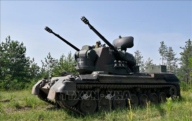  Binh sĩ Ukraine tham gia huấn luyện trên pháo phòng không tự hành Flakpanzer Gepard do Đức sản xuất tại Kiev, ngày 26-7-2023. Ảnh: AFP/TTXVN