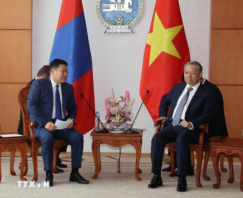 "Chủ trương nhất quán của Việt Nam là coi trọng quan hệ hợp tác với Mông Cổ" Tổng Bí thư, Chủ tịch nước Tô Lâm hội kiến Thủ tướng Mông Cổ Luvsannamsrain Oyun-Erdene. (Ảnh: Trí Dũng/TTXVN)