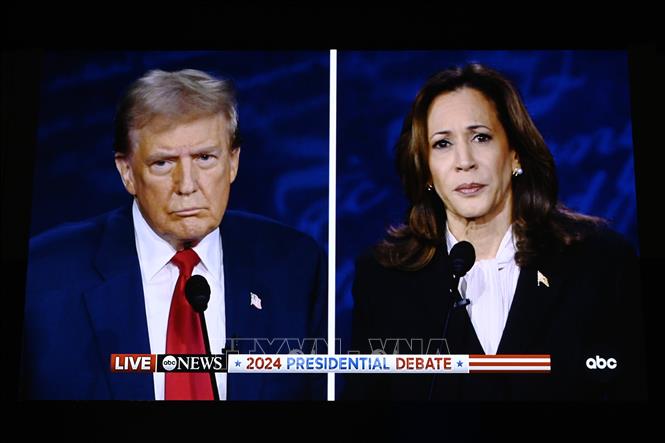 Phó Tổng thống Mỹ Kamala Harris (phải) và cựu Tổng thống Donald Trump trong cuộc tranh luận trực tiếp đầu tiên tại Philadelphia, bang Pennsylvania, ngày 10-9-2024. Ảnh: THX/TTXVN