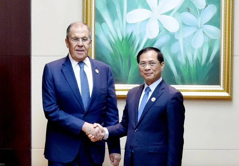 Phó thủ tướng, Bộ trưởng Ngoại giao Bùi Thanh Sơn gặp Ngoại trưởng Nga Lavrov. (Nguồn: Báo Thanh niên)