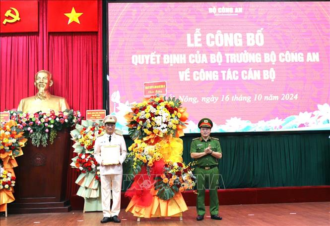 Trung tướng Nguyễn Văn Long, Thứ trưởng Bộ Công an trao quyết định và tặng hoa chúc mừng Đại tá Hồ Song Ân, tân Giám đốc Công an tỉnh Đắk Nông. Ảnh: TTXVN phát