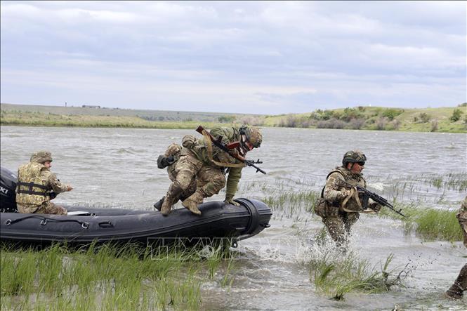 Binh sĩ Ukraine huấn luyện tại khu vực Mykolaiv ngày 14-5-2024. Ảnh: Kyodo/TTXVN