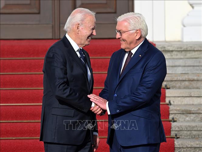 Tổng thống Đức Frank-Walter Steinmeier (phải) đón Tổng thổng Mỹ Joe Biden tại Berlin ngày 18-10-2024. Ảnh: AA/TTXVN