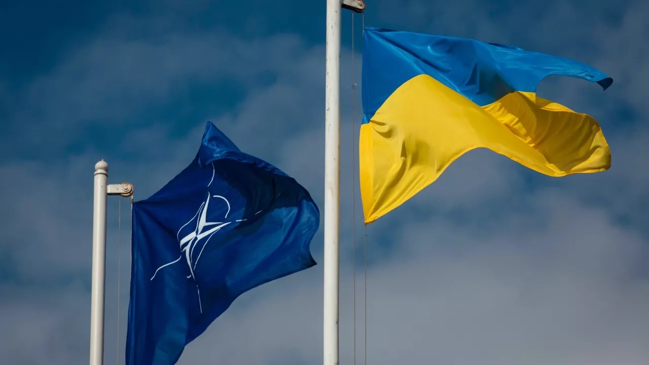 Lá cờ NATO và quốc kỳ Ukraine. Ảnh: Sputnik