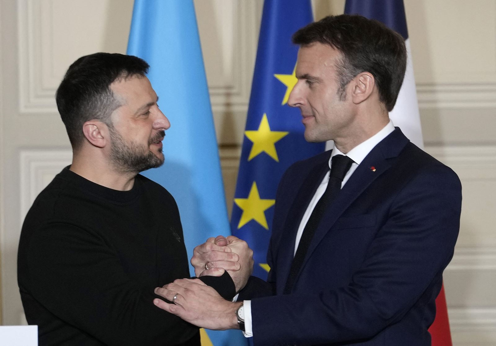 Tổng thống Pháp Emmanuel Macron (phải) và Tổng thống Ukraine Volodymyr Zelensky tại cuộc họp báo chung ở Paris ngày 16-2-2024. Ảnh: AFP/TTXVN