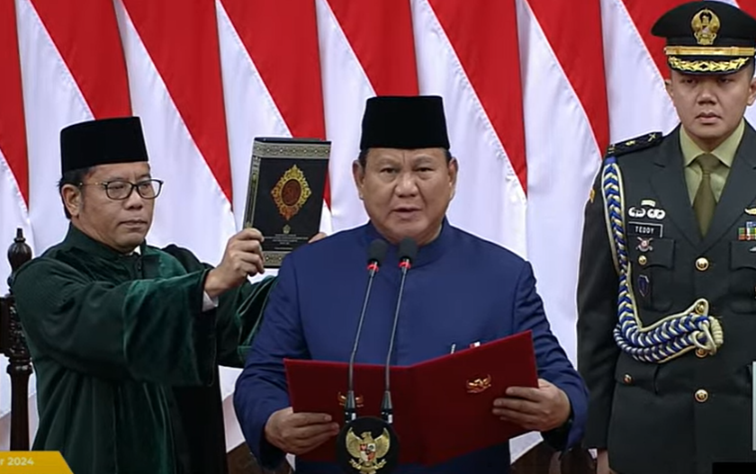 Ông Prabowo Subianto tuyên thệ tại lễ nhậm chức.