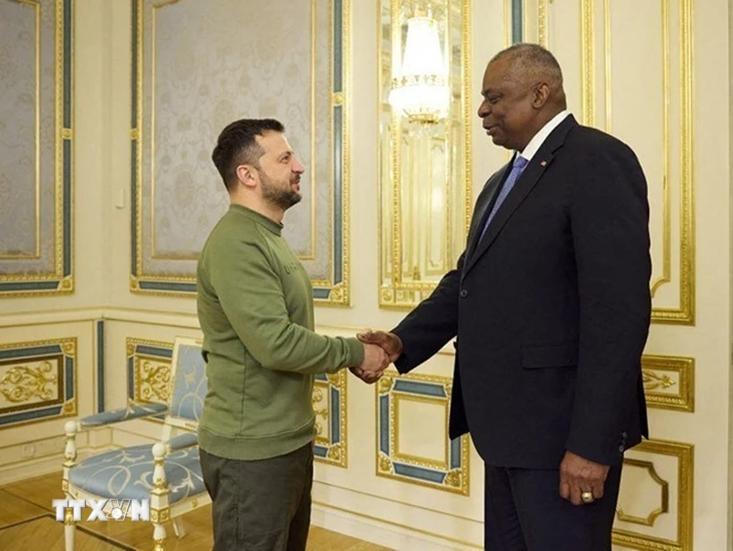 Tổng thống Ukraine Volodymyr Zelensky (trái) trong cuộc gặp Bộ trưởng Quốc phòng Mỹ Lloyd Austin tại Kiev, ngày 20-11-2023. (Ảnh: Getty Images/TTXVN)