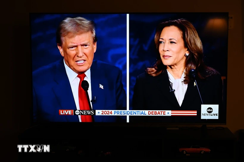 Cựu Tổng thống Mỹ Donald Trump (trái) và Phó Tổng thống Kamala Harris tại cuộc tranh luận trực tiếp ở thành phố Philadelphia, bang Pennsylvania tối 10-9-2024. (Ảnh: AA/TTXVN)