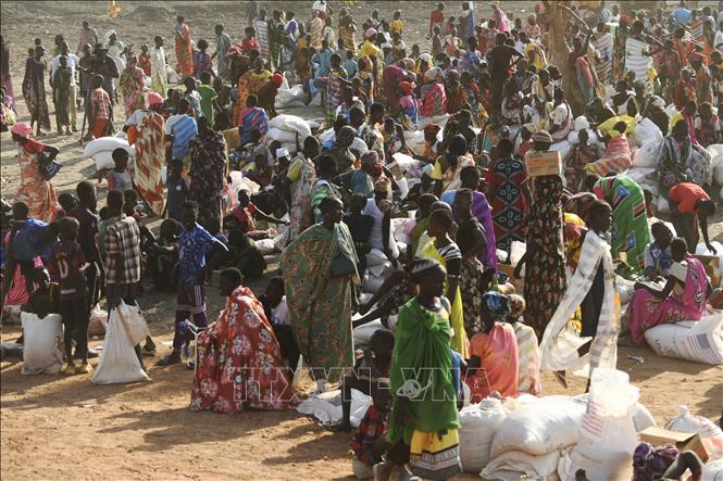 Người tị nạn chờ được phát thực phẩm cứu trợ tại Bentiu, Nam Sudan. Ảnh: AFP/TTXVN