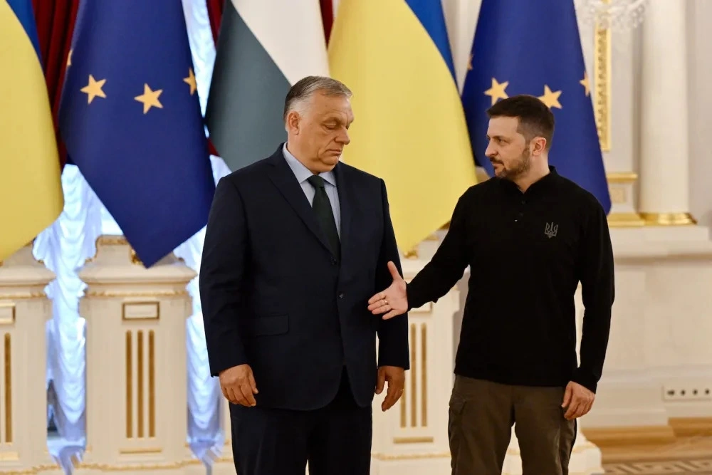  Tổng thống Ukraine Volodymyr Zelensky (phải) và Thủ tướng Hungary Viktor Orban (trái). Ảnh: foreignpolicy.com