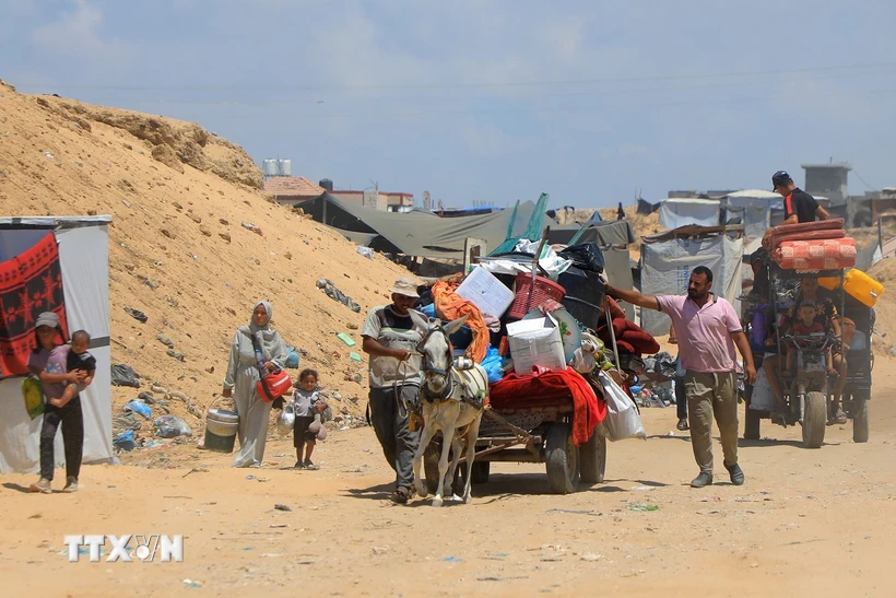 Người dân sơ tán khỏi thành phố Khan Younis, Dải Gaza. (Ảnh: THX/TTXVN)