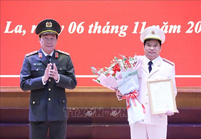 Trung tướng Lê Quốc Hùng, Ủy viên Trung ương Đảng, Thứ trưởng Bộ Công an trao Quyết định của Bộ trưởng Bộ Công an điều động Đại tá Đặng Trọng Cường giữ chức vụ Giám đốc Công an tỉnh Sơn La. Ảnh: TTXVN phát