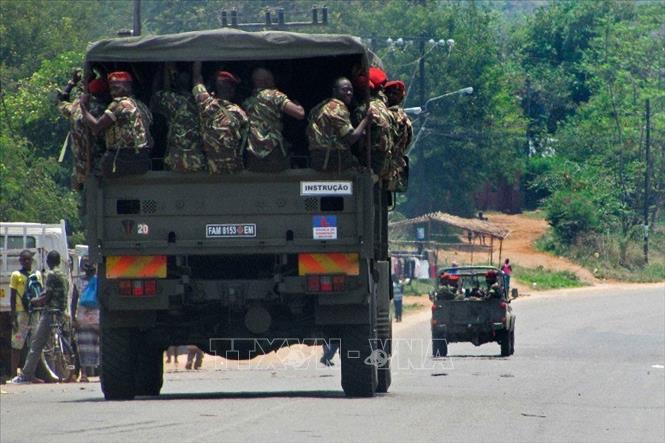 Binh sĩ Mozambique di chuyển tới Sadjundjira thuộc vùng núi Gorongosa sau chiến dịch tấn công truy quét lực lượng nổi dậy Renamo. Ảnh tư liệu: EPA/TTXVN