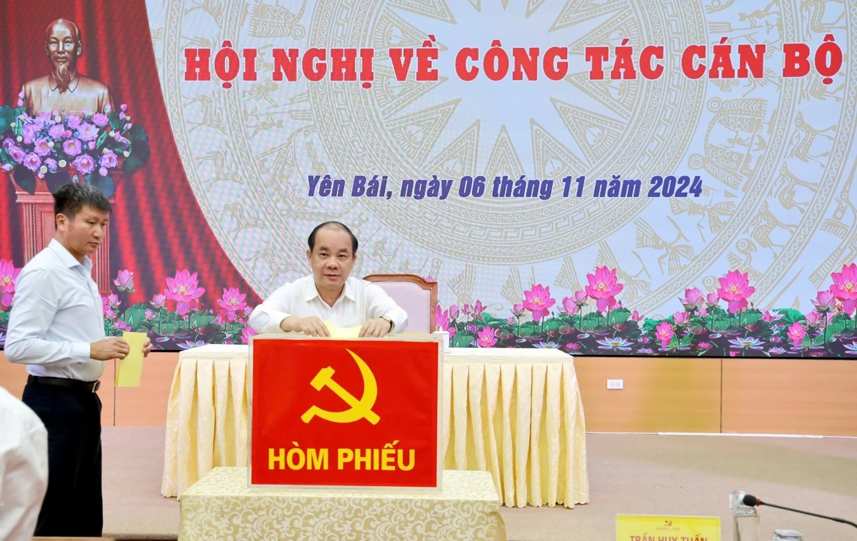 Các đại biểu bỏ phiếu bầu Bí thư Tỉnh ủy Yên Bái, nhiệm kỳ 2020 - 2025