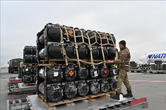 Lô tên lửa Javelins do Mỹ viện trợ được chuyển tới sân bay ở Kiev, Ukraine ngày 11-2-2022. Ảnh: AFP/TTXVN