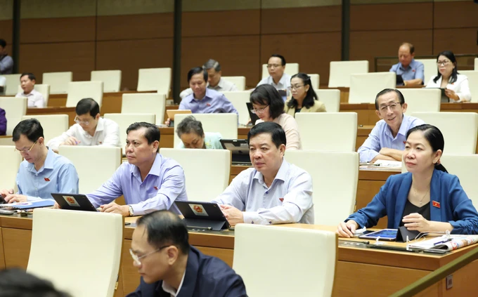 Bộ trưởng Bộ Thông tin và Truyền thông Nguyễn Mạnh Hùng trả lời chất vấn