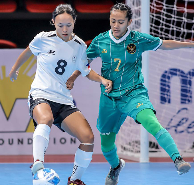 Nữ futsal Indonesia đứng hạng ba Indonesia (áo xanh) đứng hạng ba chung cuộc