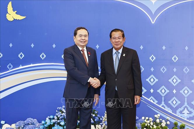 Chủ tịch Đảng Nhân dân Campuchia, Chủ tịch Thượng viện Campuchia Samdech Techo Hun Sen đón Chủ tịch Quốc hội Trần Thanh Mẫn dự Hội nghị. Ảnh: Doãn Tấn/TTXVN