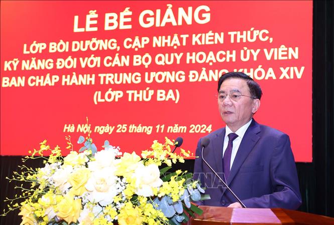 Đồng chí Trần Cẩm Tú, Ủy viên Bộ Chính trị, Thường trực Ban Bí thư, Chủ nhiệm Ủy ban Kiểm tra Trung ương phát biểu bế giảng. Ảnh: Văn Điệp/TTXVN