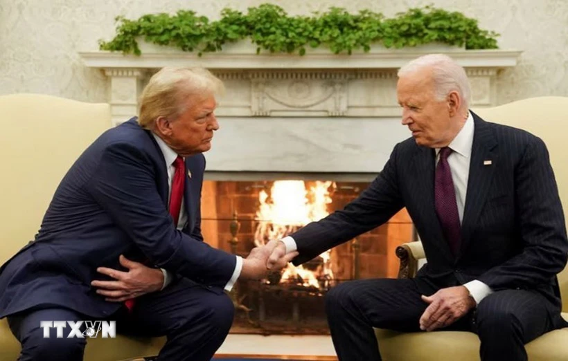 Tổng thống Mỹ Joe Biden (phải) trong cuộc gặp Tổng thống đắc cử Donald Trump tại Nhà Trắng ở Washington DC., ngày 13-11. (Ảnh: REUTERS/TTXVN)