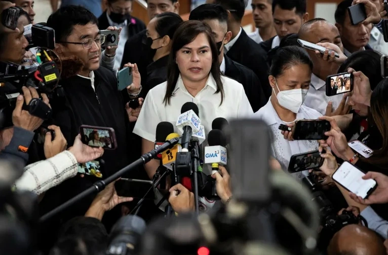 Phó Tổng thống Philippines Sara Duterte trả lời báo chí. Ảnh: Reuters