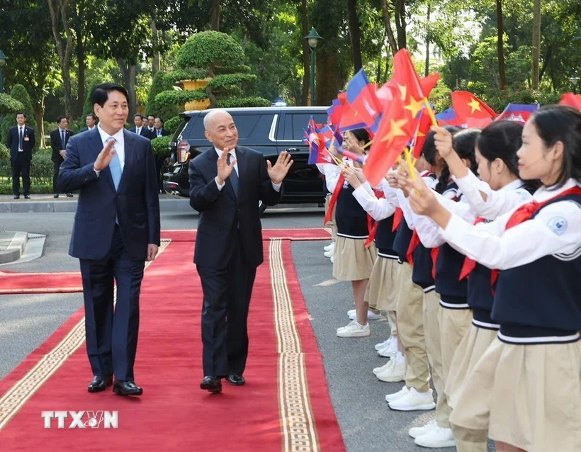 Thiếu nhi Thủ đô chào đón Quốc vương Campuchia Norodom Sihamoni thăm cấp Nhà nước tới Việt Nam. (Ảnh: Lâm Khánh/TTXVN)