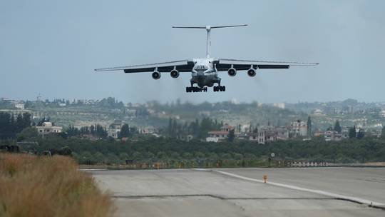 Máy bay Il-76 của Nga hạ cánh tại Căn cứ không quân Hmeimim ở Syria. Ảnh: Sputnik