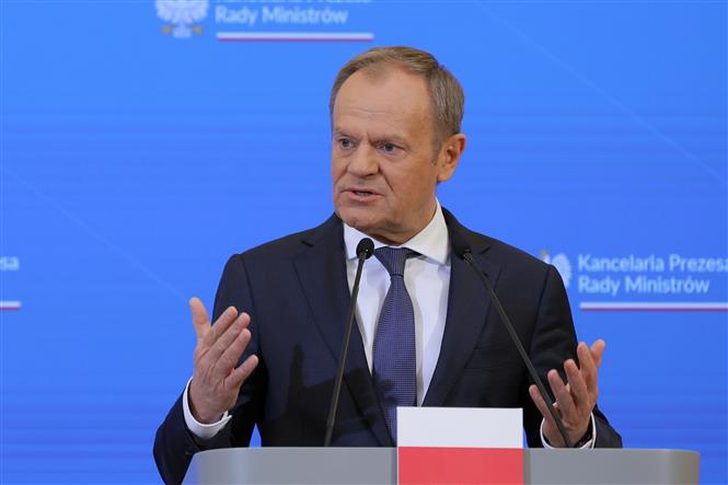 Thủ tướng Ba Lan Donald Tusk trong cuộc họp báo tại Warsaw, ngày 16-2-2024. Ảnh: PAP/TTXVN