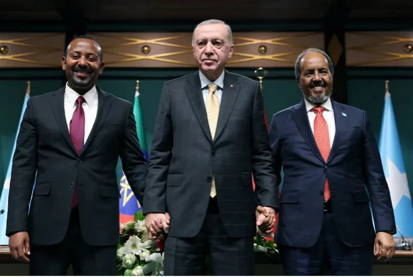 Tổng thống Thổ Nhĩ Kỳ Recep Tayyip Erdogan (ở giữa) chụp ảnh cùng Tổng thống Somalia Hassan Sheikh Mohamud (bên phải) và Thủ tướng Ethiopia Abiy Ahmed (bên trái), sau một cuộc họp báo ở Ankara, ngày 11-12-2024 (Nguồn: Reuters)