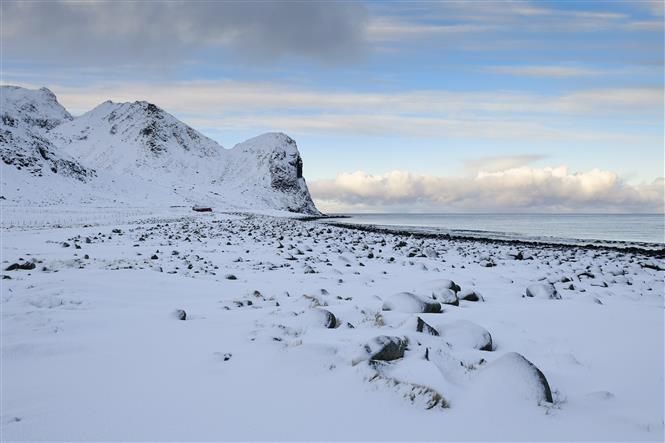 Tuyết bao phủ tại đảo Lofoten, Bắc Cực. Ảnh tư liệu: AFP/TTXVN