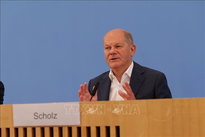 Thủ tướng Đức Olaf Scholz phát biểu tại cuộc họp báo ở Berlin. Ảnh: THX/TTXVN