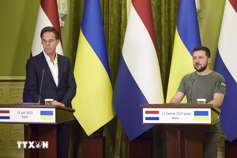 NATO, EU nỗ lực tăng cường vị thế cho Ukraine trước khi ông Trump lên nắm quyền Tổng thống Ukraine Volodymyr Zelensky (phải) và Tổng Thư ký NATO Mark Rutte. (Ảnh: THX/TTXVN)