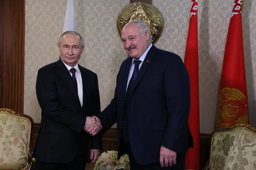 Tổng thống Belarus Alexander Lukashenko (phải) và Tổng thống Nga Vladimir Putin tại cuộc gặp ở Minsk, ngày 23-5-2024. (Ảnh: AFP/TTXVN)