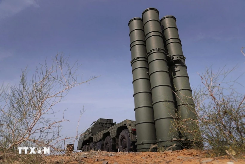 Hệ thống phòng thủ tên lửa S-400 của Nga tham gia cuộc tập trận quân sự Kavkaz-2020 tại Ashuluk (Nga). (Ảnh: EPA-EFE/TTXVN)