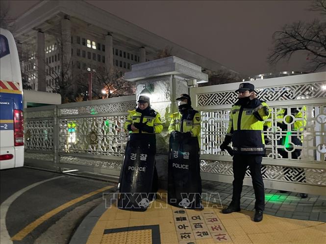 Cảnh sát Hàn Quốc gác bên ngoài Toà nhà Quốc hội ở Seoul, ngày 3-12-2024. Ảnh minh họa: YONHAP/TTXVN