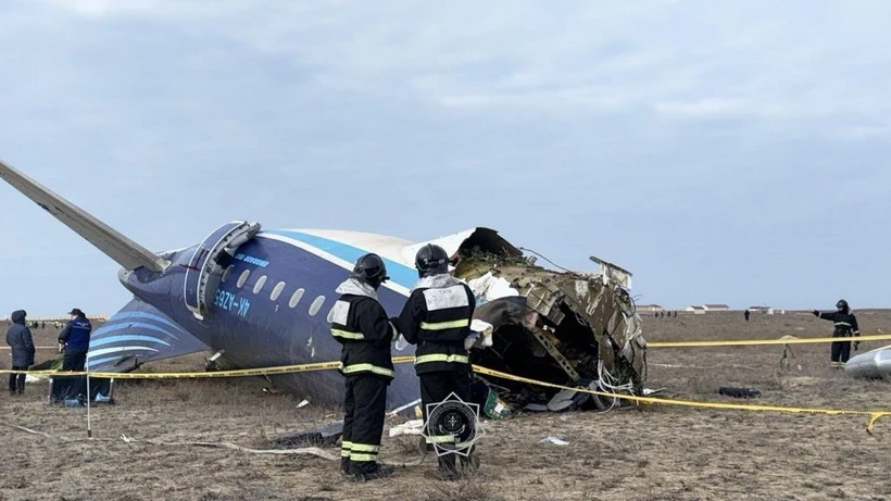 Hiện trường vụ rơi máy bay hãng hàng không Azerbaijan Airlines tại thành phố Aktau, Kazakhstan. (Ảnh: AA/TTXVN)