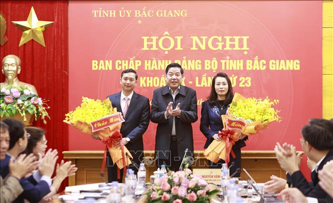 Bí thư Tỉnh ủy Bắc Giang Nguyễn Văn Gấu tặng hoa chúc mừng Phó Bí thư Thường trực Tỉnh uỷ Nguyễn Thị Hương (phải) và Phó Bí thư Tỉnh ủy Nguyễn Việt Oanh (trái). Ảnh: TTXVN phát