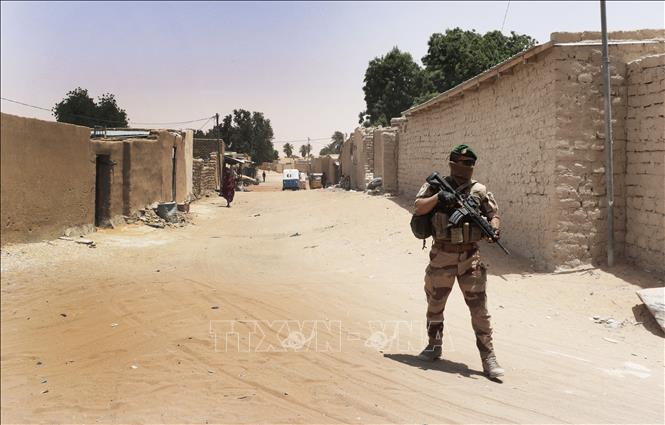  Binh sĩ Pháp tuần tra tại khu vực Faya-Largeau, miền bắc CH Chad. Ảnh tư liệu: AFP/TTXVN