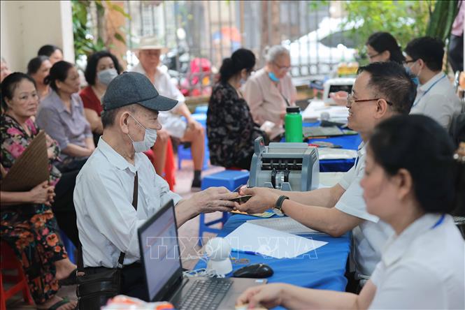 Chi trả lương hưu, trợ cấp xã hội tại điểm chi trả phường Bạch Đằng (quận Hai Bà Trưng, Hà Nội). Ảnh minh họa: Hoàng Hiếu/TTXVN