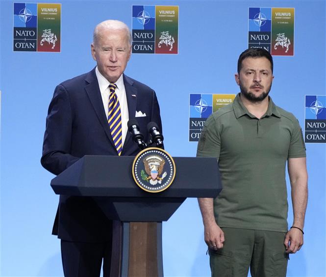 Tổng thống Mỹ Joe Biden (trái) và Tổng thống Ukraine Volodymyr Zelensky tại Hội nghị thượng đỉnh NATO ở Vilnius, Litva. Ảnh: Kyodo/TTXVN